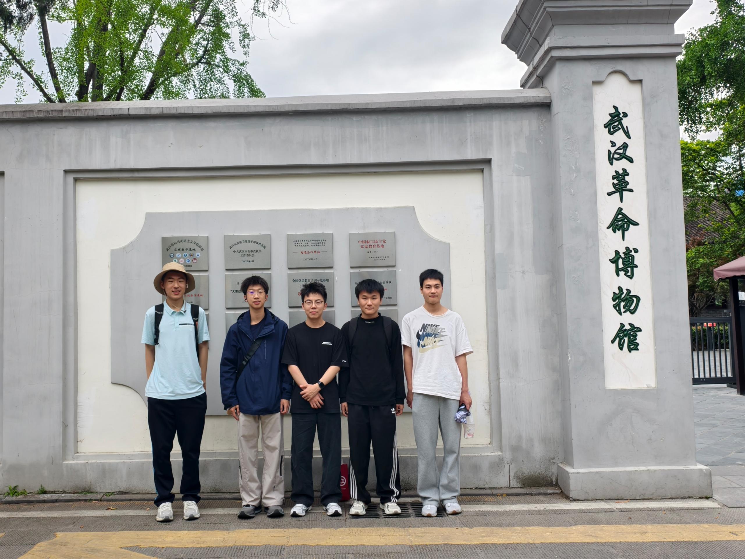 小组留影
